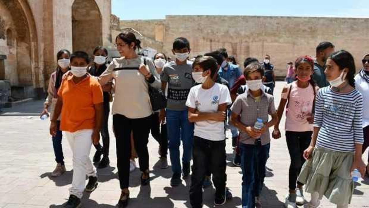 Ağrı&rsquo;da k&ouml;y &ccedil;ocuklarının pizza sevinci