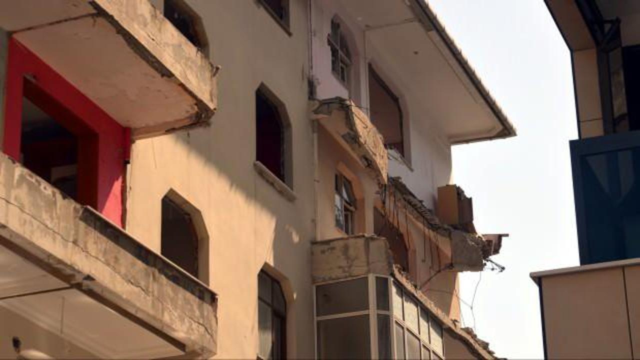 Avcılar’da boşaltılan binanın balkonu çöktü