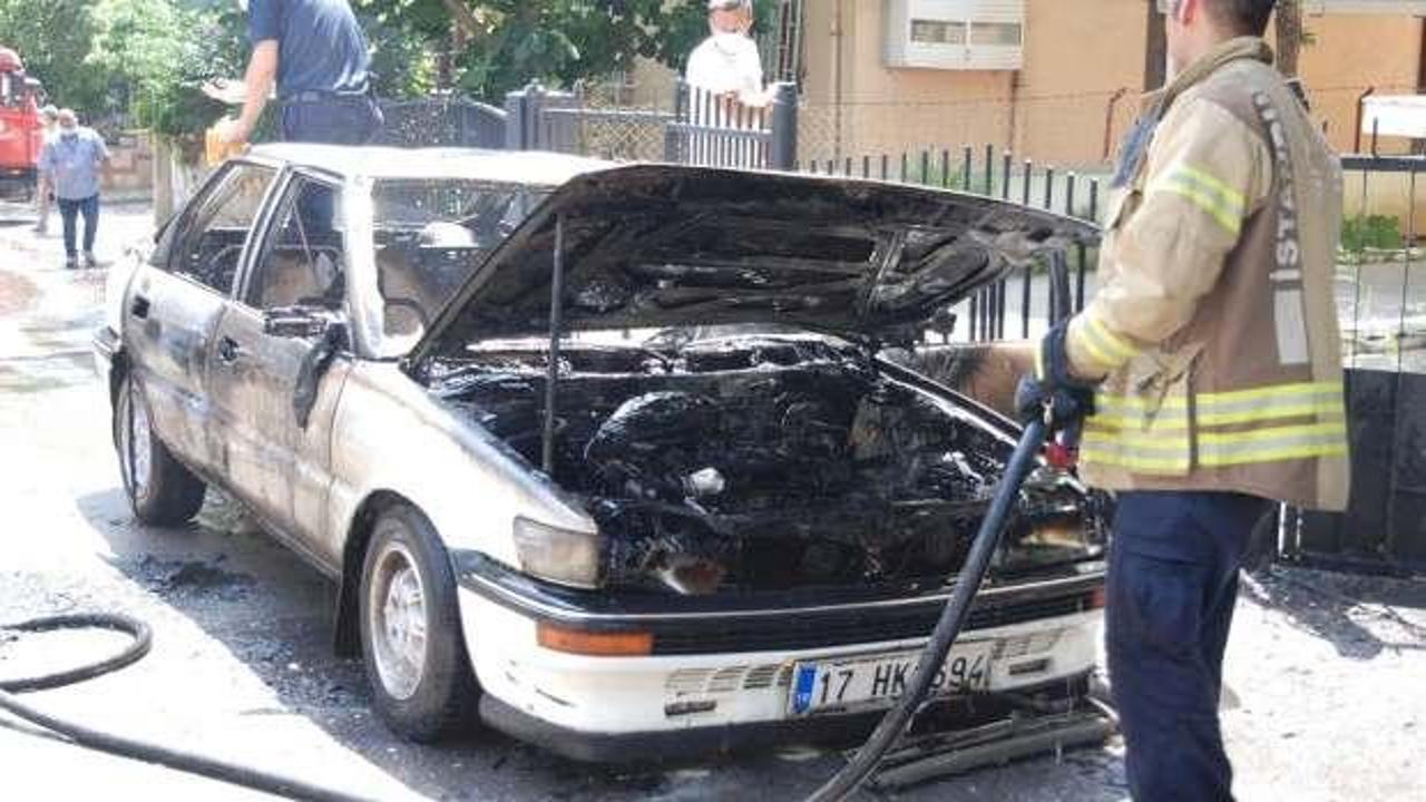 İstanbul'da seyir halindeki araç alev aldı, tamamen yandı