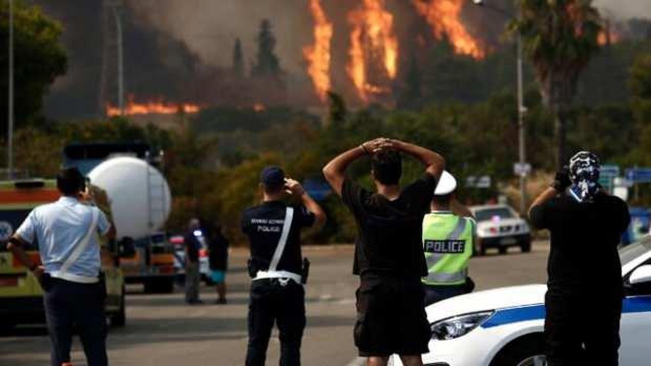 Yunanistan alevler içinde kaldı: Yangın Atina'ya yaklaştı