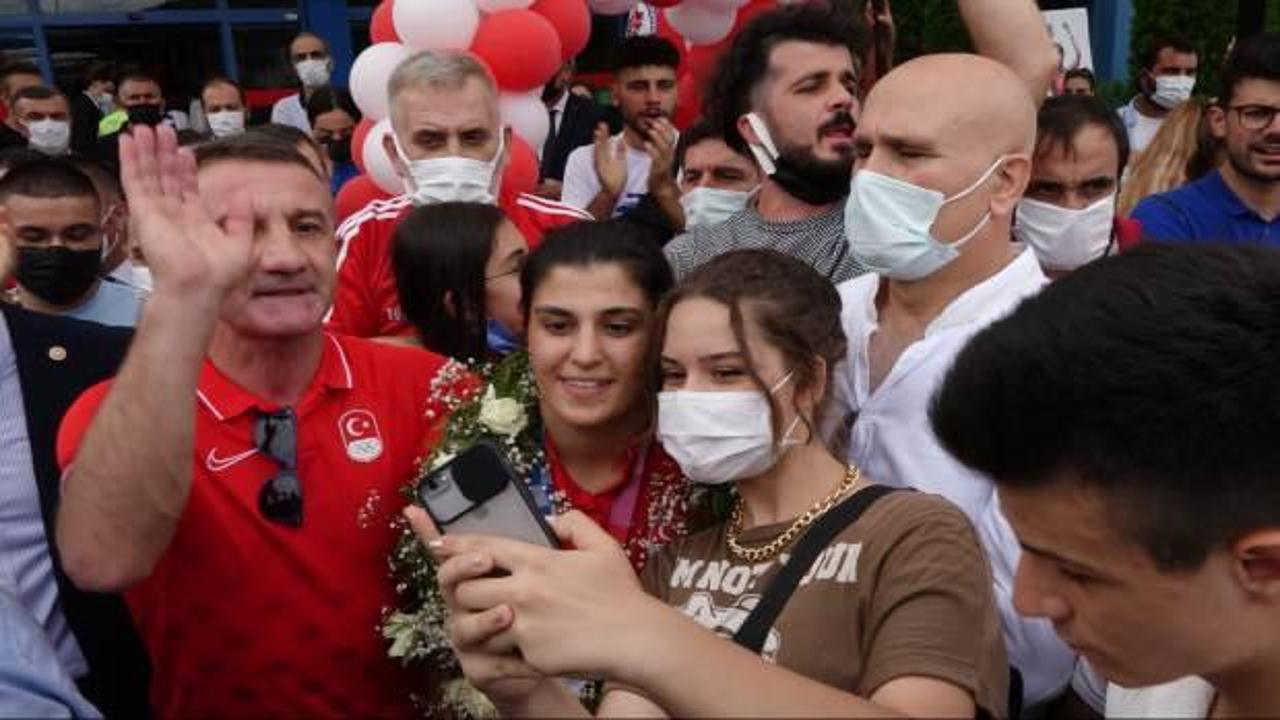 Busenaz Sürmeneli’ye memleketinde coşkulu karşılama