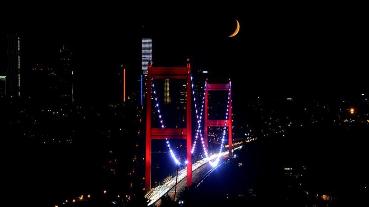 Harika manzara: Hilal, İstanbul'a çok yakıştı