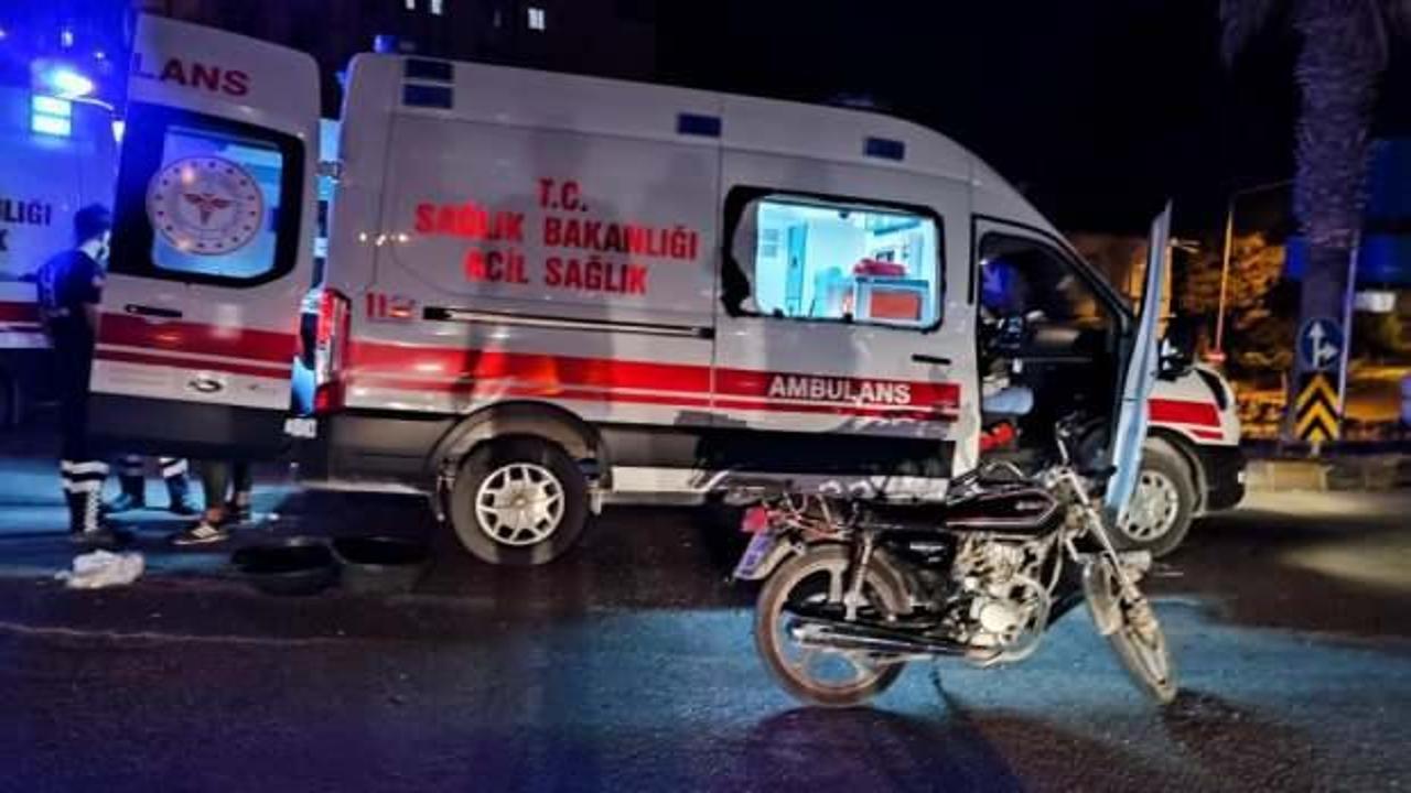Hatay’da yaralı motosiklet sürücüsüne ilk müdahaleyi çarptığı ambulansın personeli yaptı