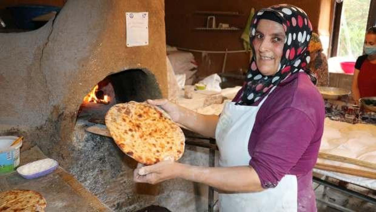 Kadınlar mahalle fırınlarında 19 yıldır Çeçen ekmeği yapıyor