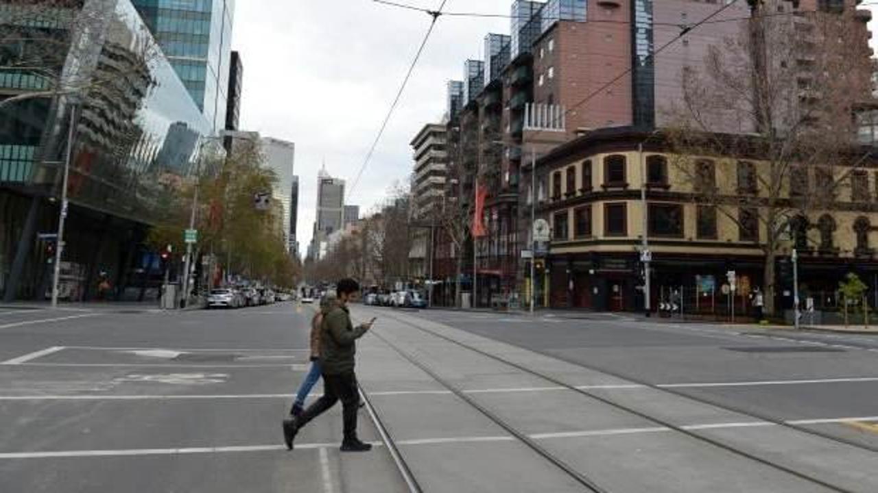 Melbourne'de koronavirüs yasakları uzatıldı