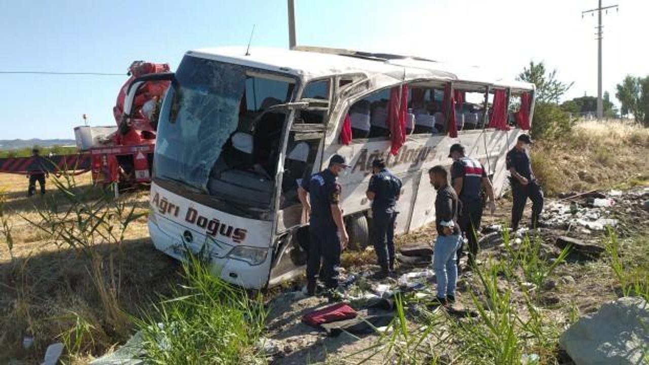 Uşak'ta yolcu otob&uuml;s&uuml; şarampole devrildi
