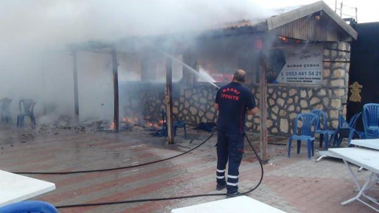 Türkücü Latif Doğan'a ait düğün salonunda yangın çıktı