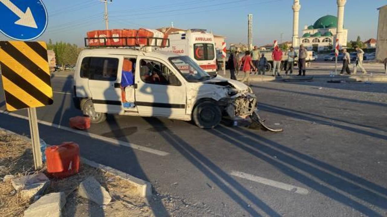 Aksaray'da hafif ticari araç ile otomobil çarpıştı: 5 yaralı
