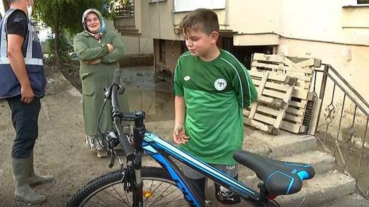 Bakan Kurum, selde bisikletini kaybeden Umutcan'a yenisini hediye etti