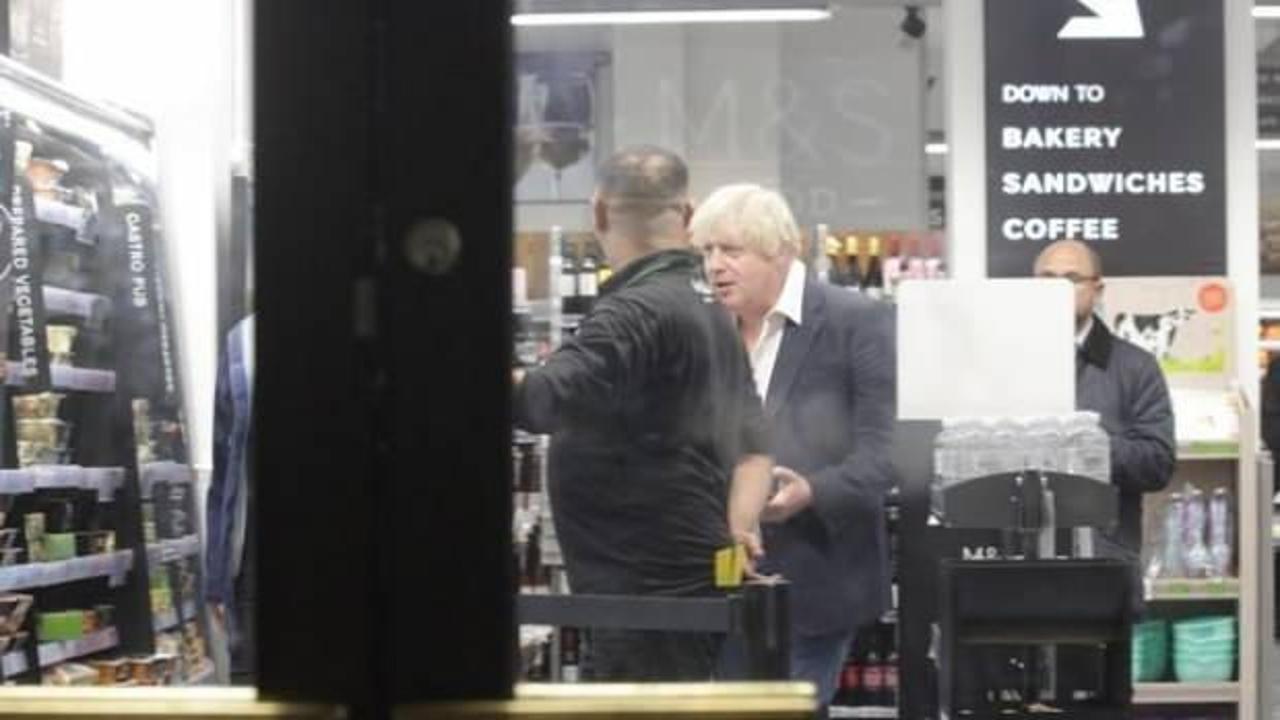 Boris Johnson, alışverişe maskesiz çıktı!