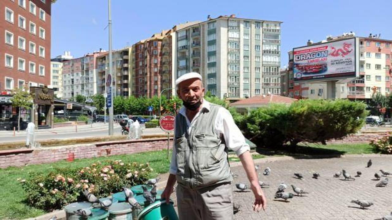 Eskişehir&rsquo;de alkışlanacak hareket! 20 yıldır kova kova su taşıyor