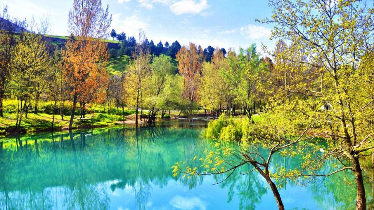 Esrarengiz göl: Suyun rengi de kaynağı da bilinmiyor