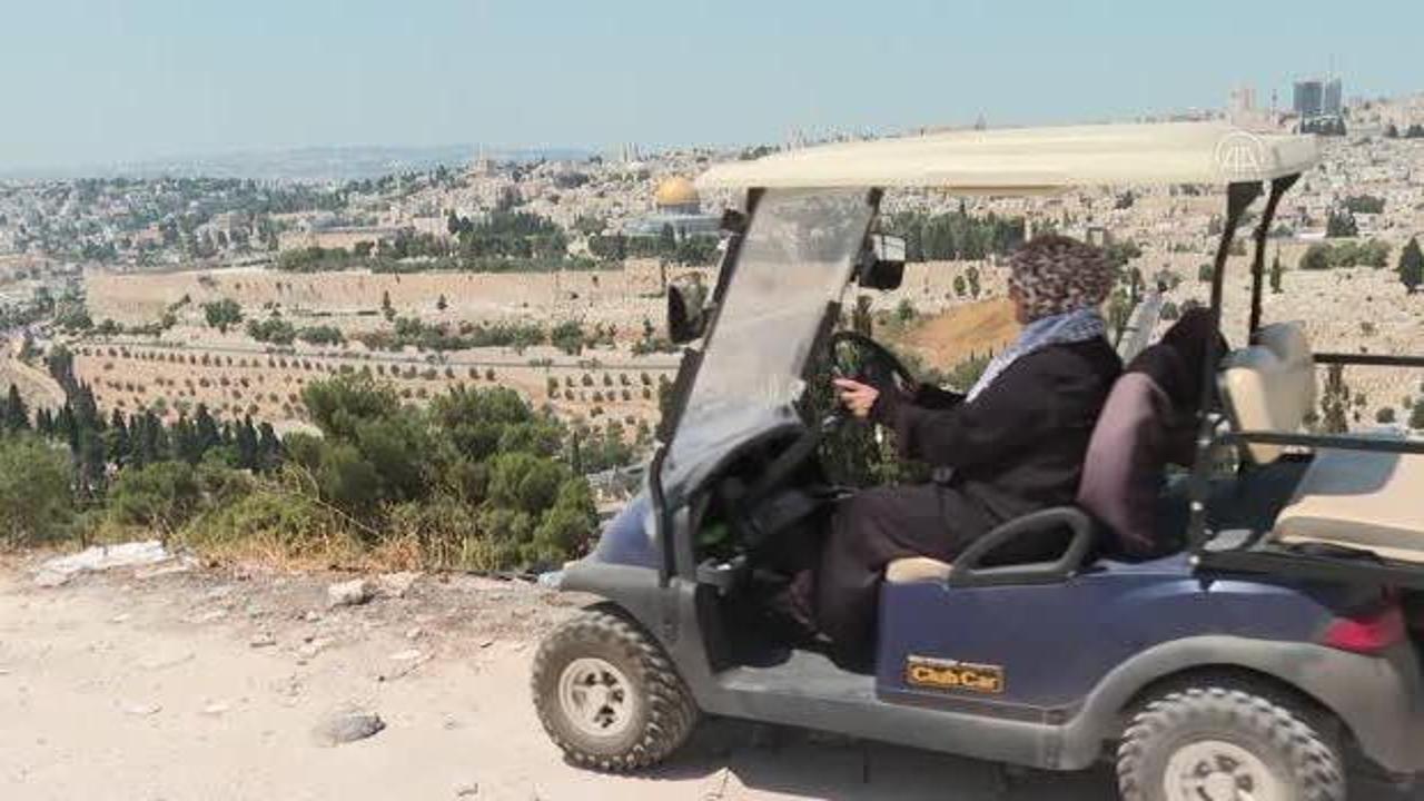 Filistinli Nefise,   Mescid-i Aksa özlemini oraya yolcu taşıyarak gideriyor