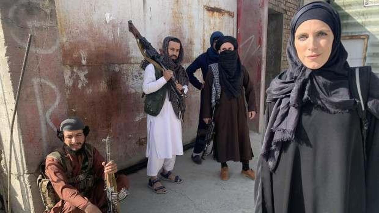 Başörtüsü takıp Taliban askerleriyle poz verdi