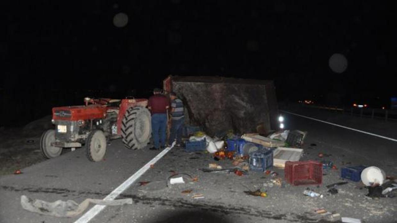 Otomobil traktöre arkadan çarptı: 2 yaralı