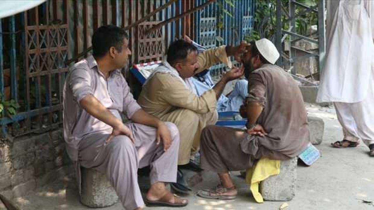 Pakistan'da ihtiyaç sahipleri, ucuz olduğu gerekçesiyle 'sokak dişçilerini' tercih ediyor