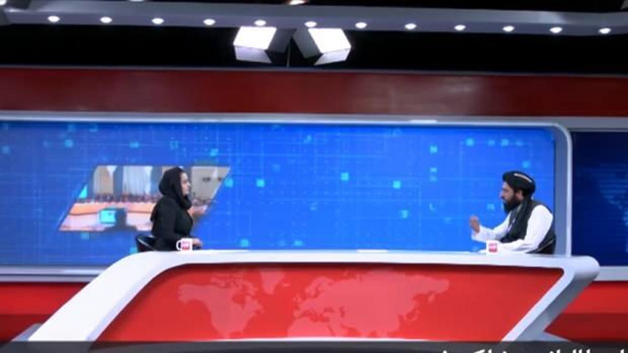 Taliban basın sorumlusu Afgan kadın sunucunun programında soruları yanıtladı