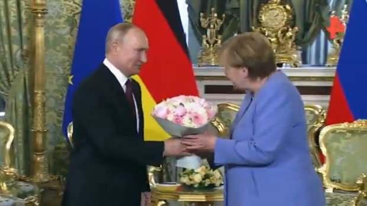 Putin, Şansölye olarak Rusya'ya son kez gelen Merkel'e çiçek verdi