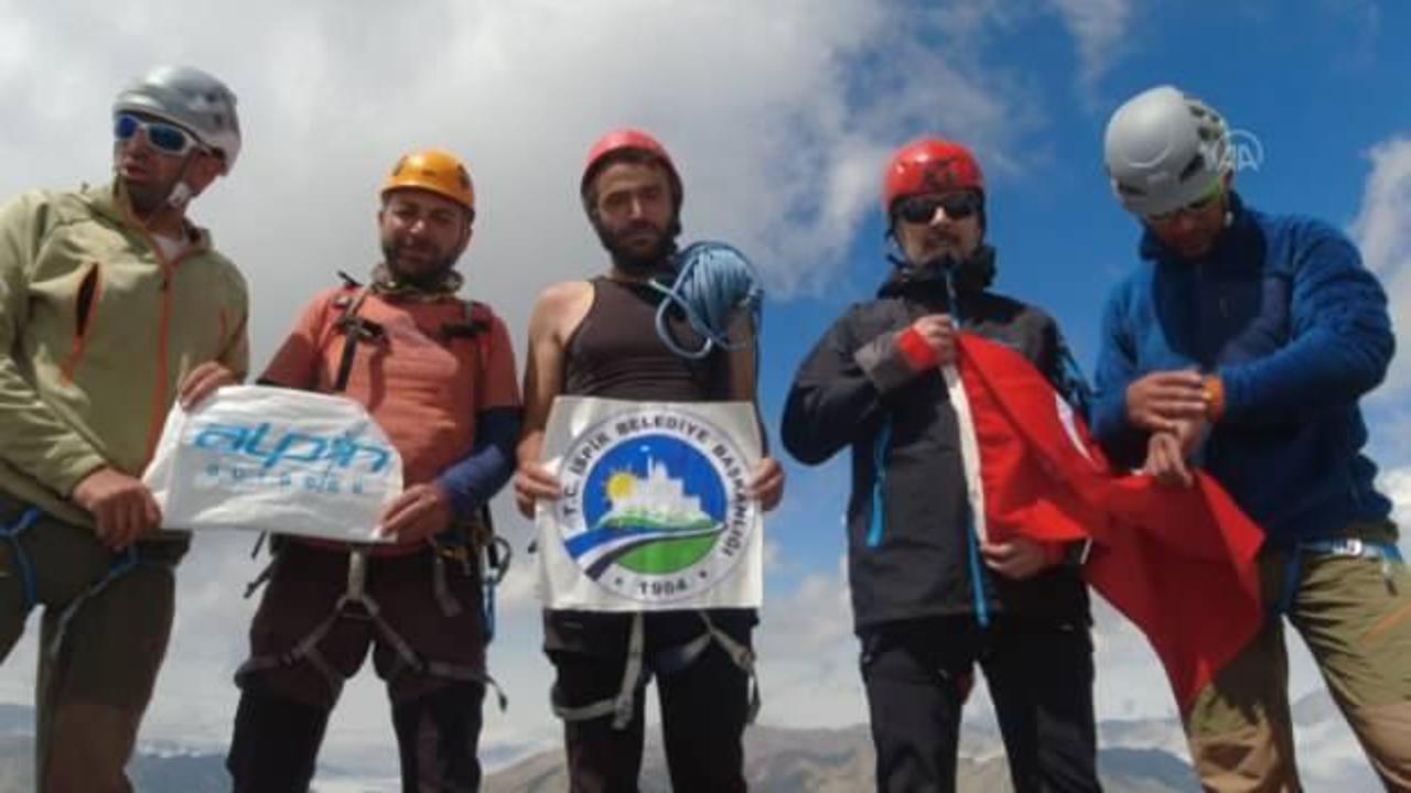 16 saatte tırmandıkları zirveye Türk bayrağı açtılar
