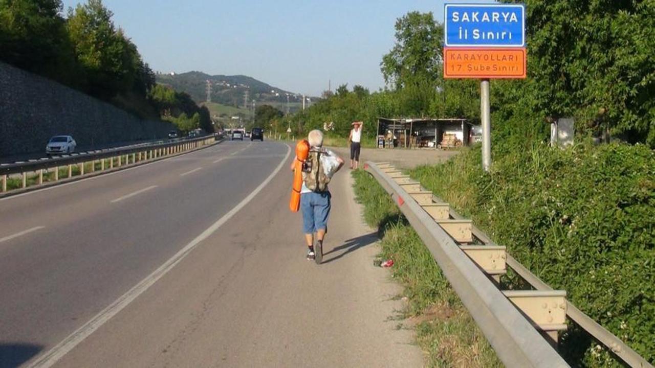 65 yaşındaki gezgin, 5 yıldır yürüyerek seyahat ediyor