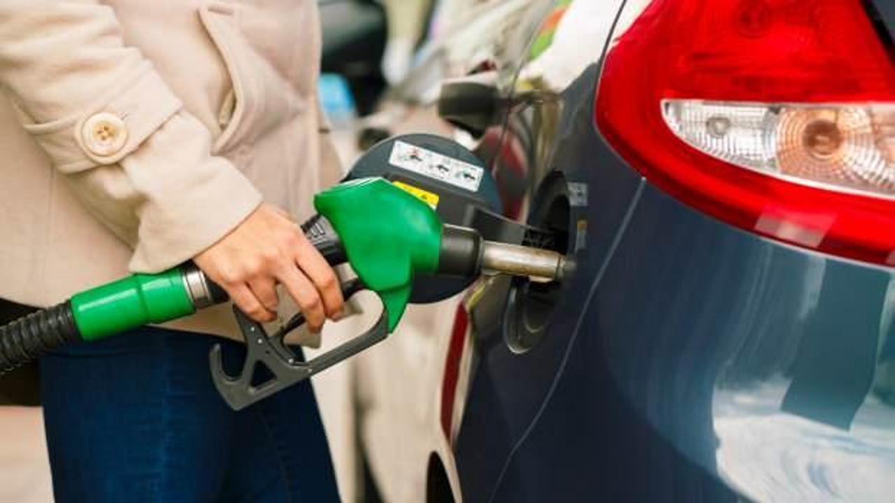 Akaryakıt istasyonunda tabela oyununa inceleme