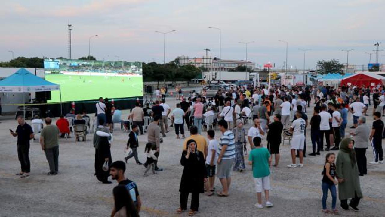 Dönüş yolundaki gurbetçilerin Kapıkule'de futbol heyecanı 