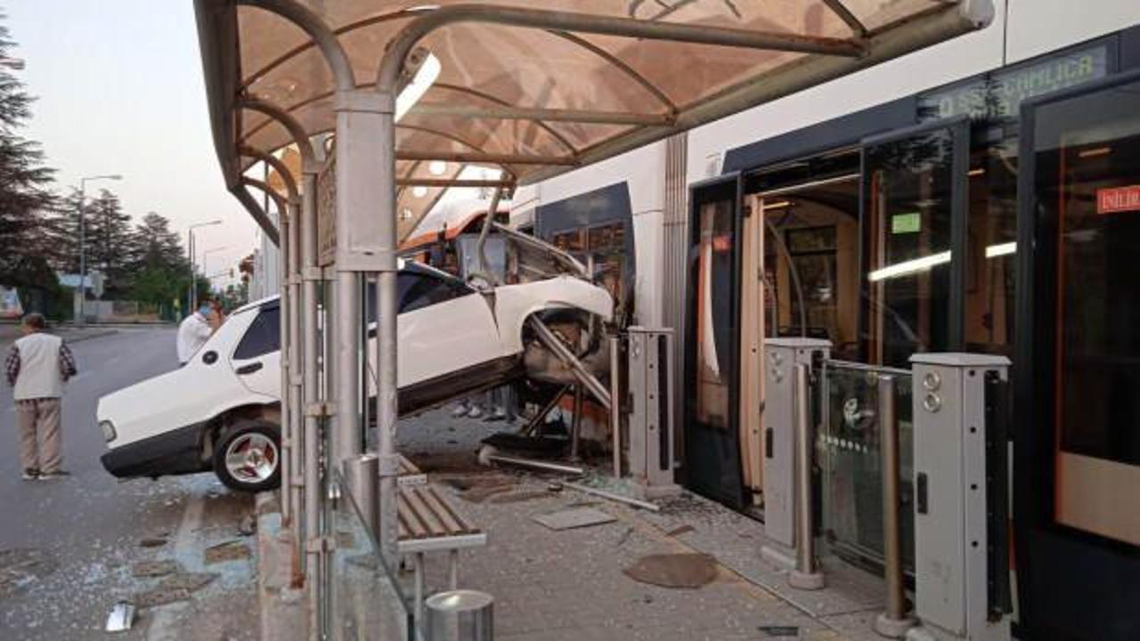 Eskişehir'de tuhaf kaza: Durağa giren otomobil tramvaya çarptı