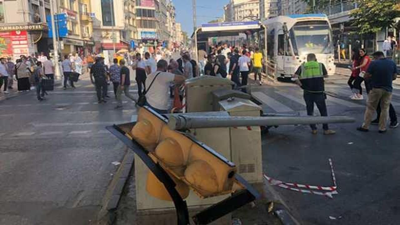 Fatih'te tramvay durağındaki trafik ışıkları tramvay yoluna devrildi