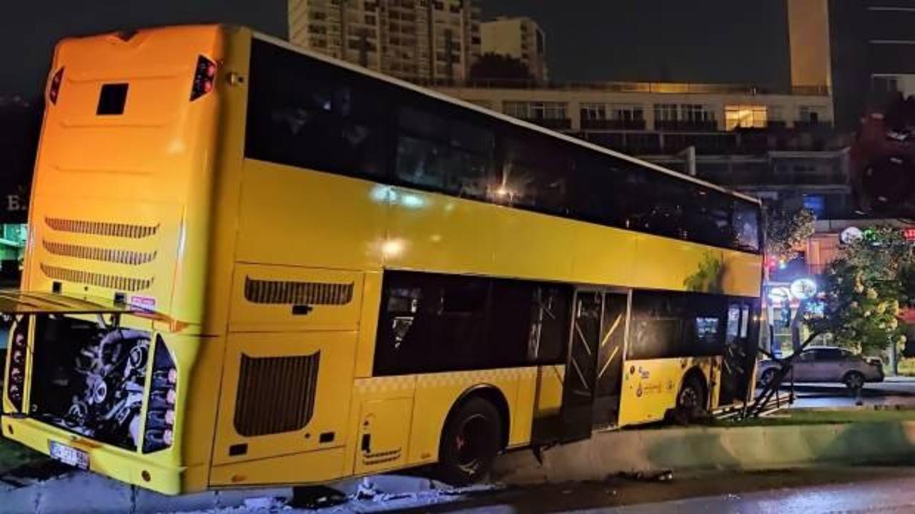 istanbul'da 2 katlı özel halk otobüsü refüje çıktı!