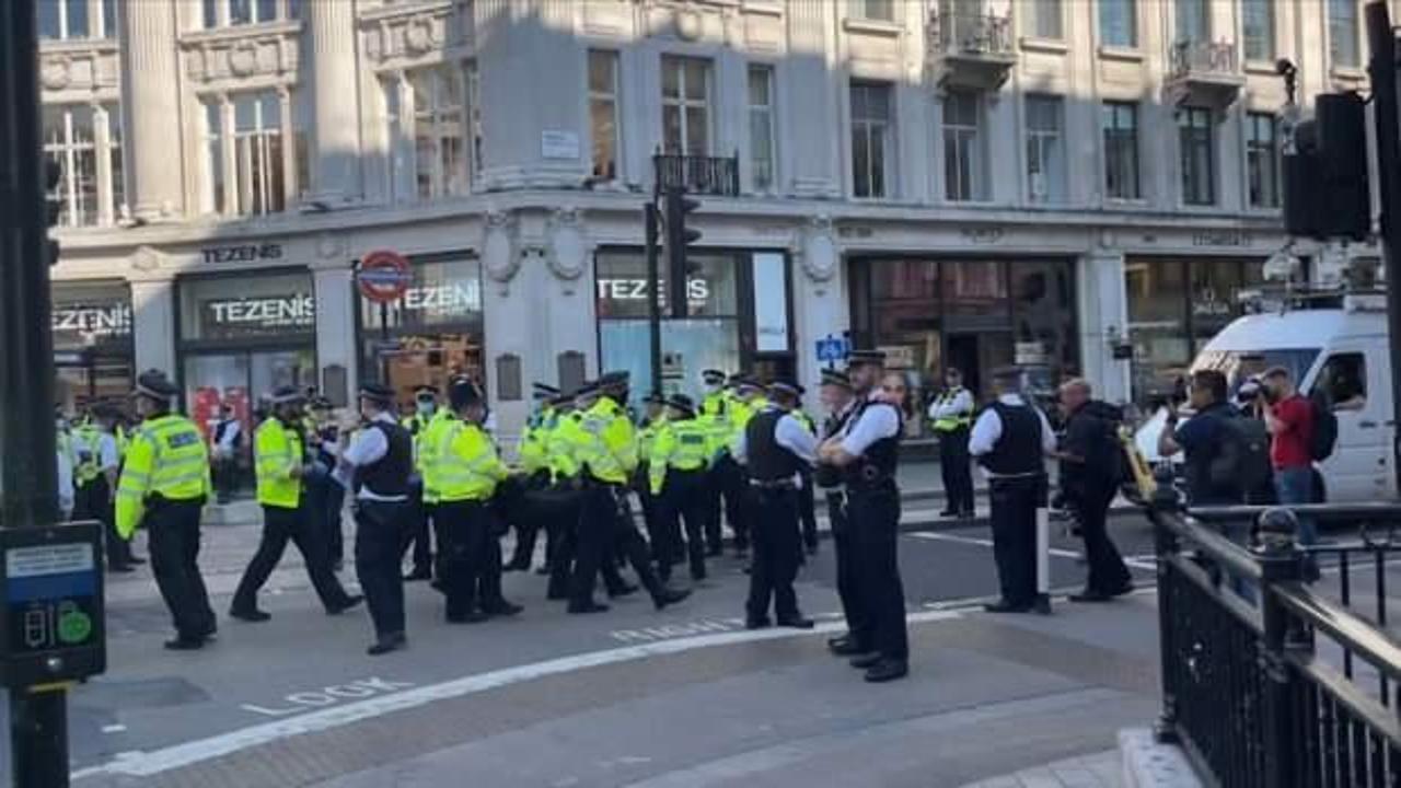 Londra'da çevreci grup şehrin işlek cadde ve meydanlarını trafiğe kapattı