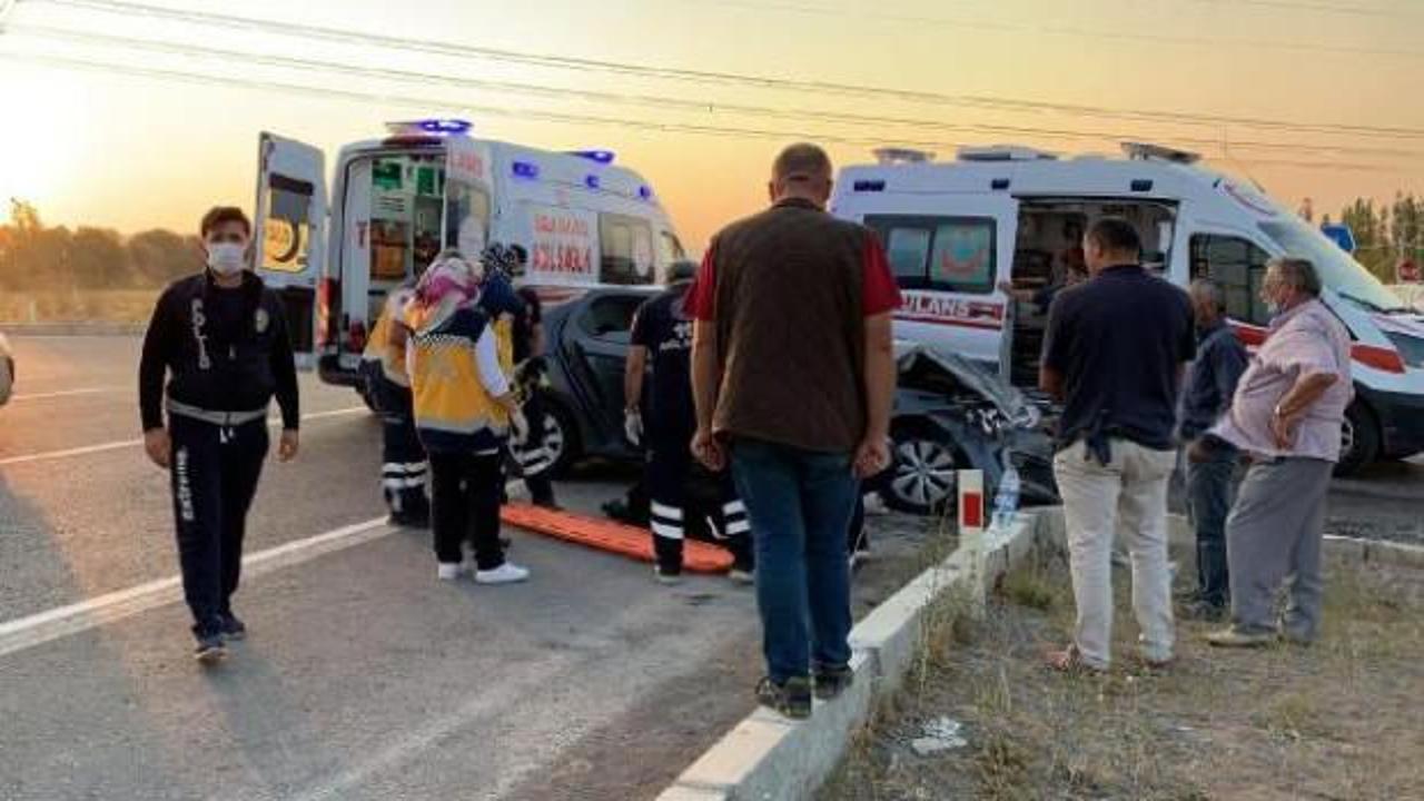 Sivas Ulaş'ta TIR, otomobili biçti: 5 yaralı 