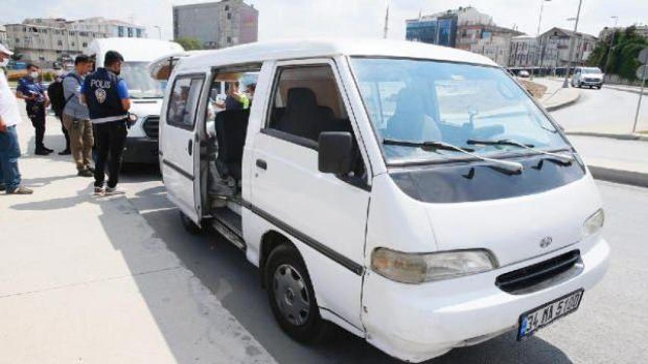 Sultangazi'de durdurulan minibüste 20 kaçak göçmen yakalandı