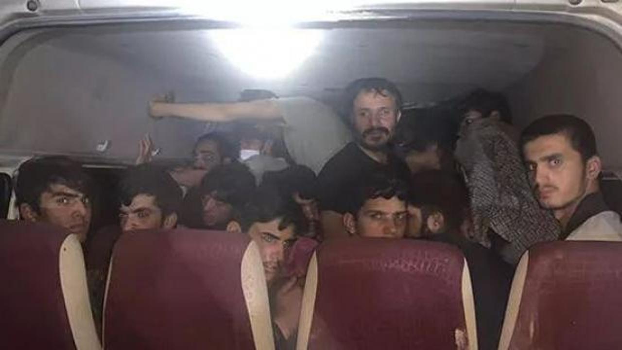 Van'da bir minib&uuml;ste 42 d&uuml;zensiz g&ouml;&ccedil;men yakalandı
