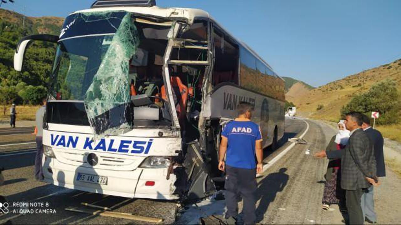 Bitlis'te yolcu otobüsü tırla çarpıştı! 