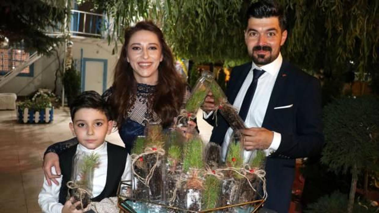 Sivas'ta bir aile oğullarının sünnet düğününde çam fidesi dağıtarak takdir topladı