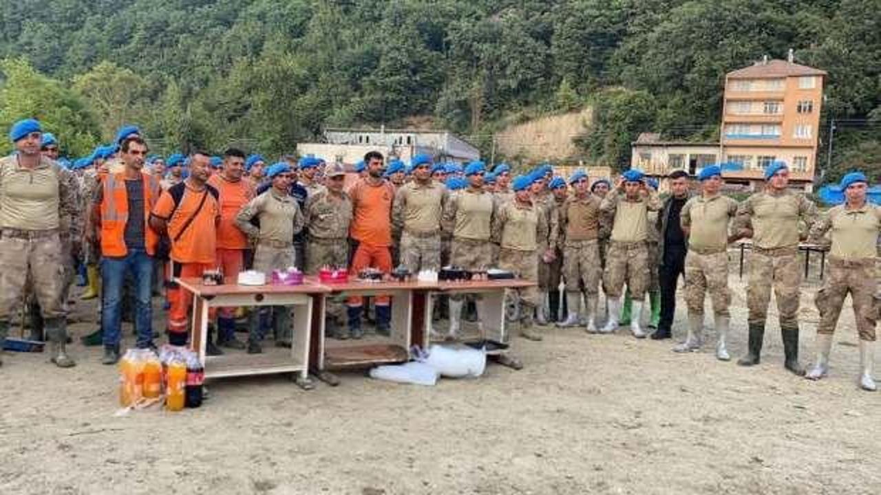 Ayancık&rsquo;ta yaraları saran Mehmet&ccedil;ik&rsquo;e doğum g&uuml;n&uuml; s&uuml;rprizi