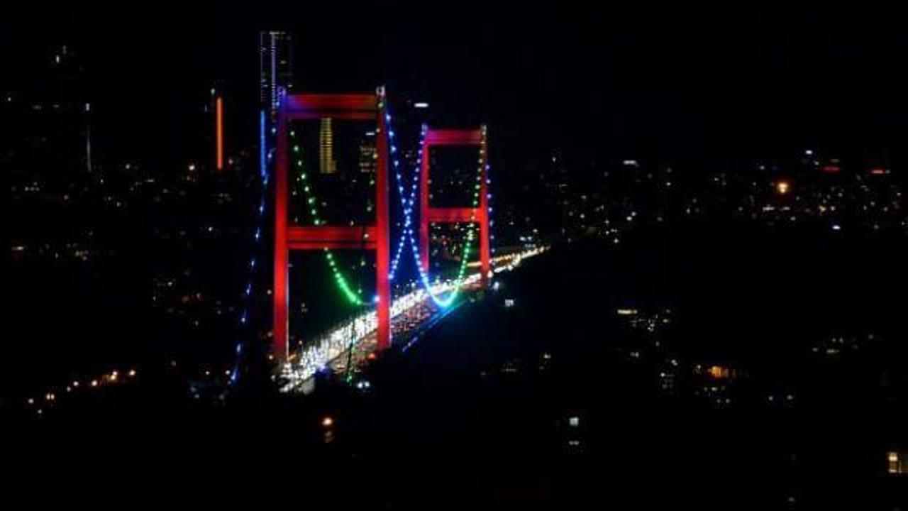 FSM Köprüsü Özbekistan bayrağı renklerine büründü