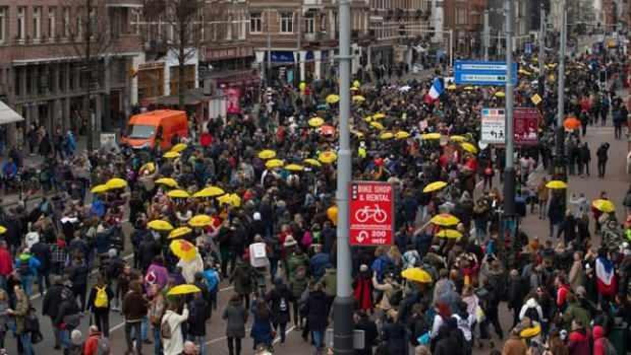 Hollanda'da binlerce göstericiden aşı zorunluluğuna karşı eylem