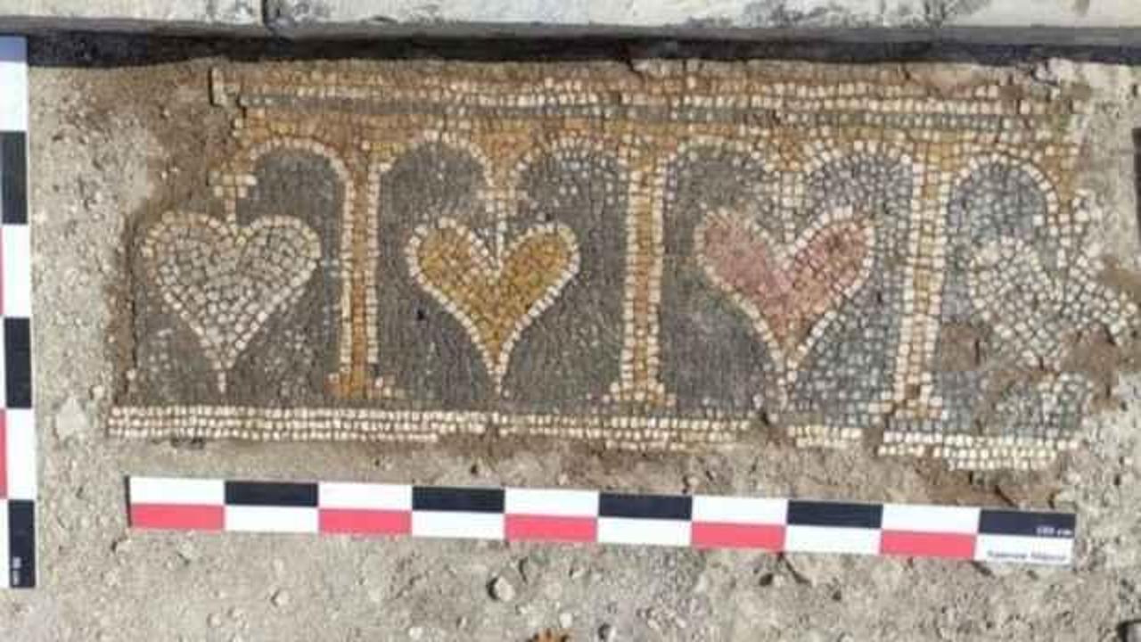 Kalp desenli mozaik müzede sergilenecek