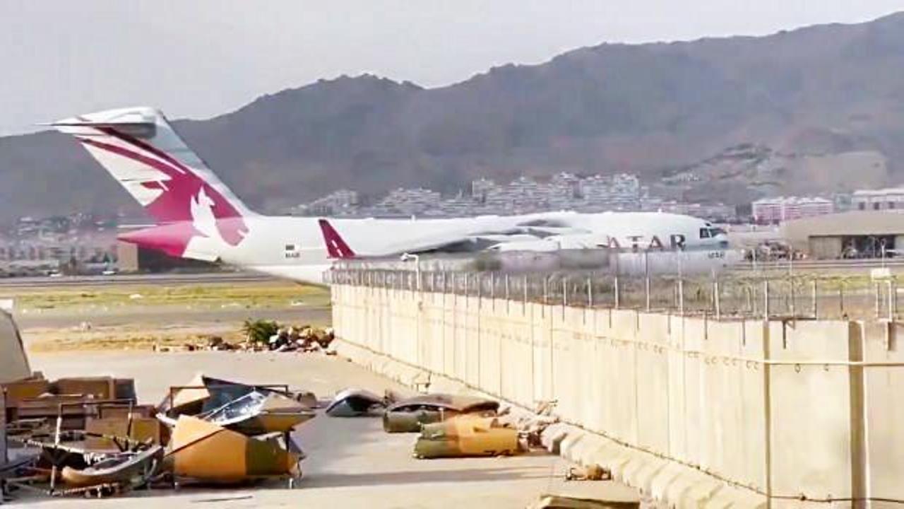 Teknik ekibi taşıyan Katar'a ait askeri jet Kabil'e indi