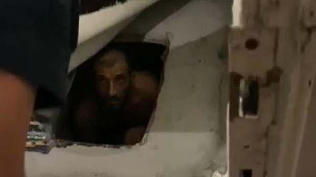 Operasyonda ilgin&ccedil; g&ouml;r&uuml;nt&uuml;: Salona kazdığı &ccedil;ukurda yakalandı