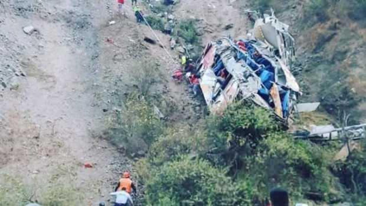 Peru'da otobüs uçuruma yuvarlandı: 29 ölü