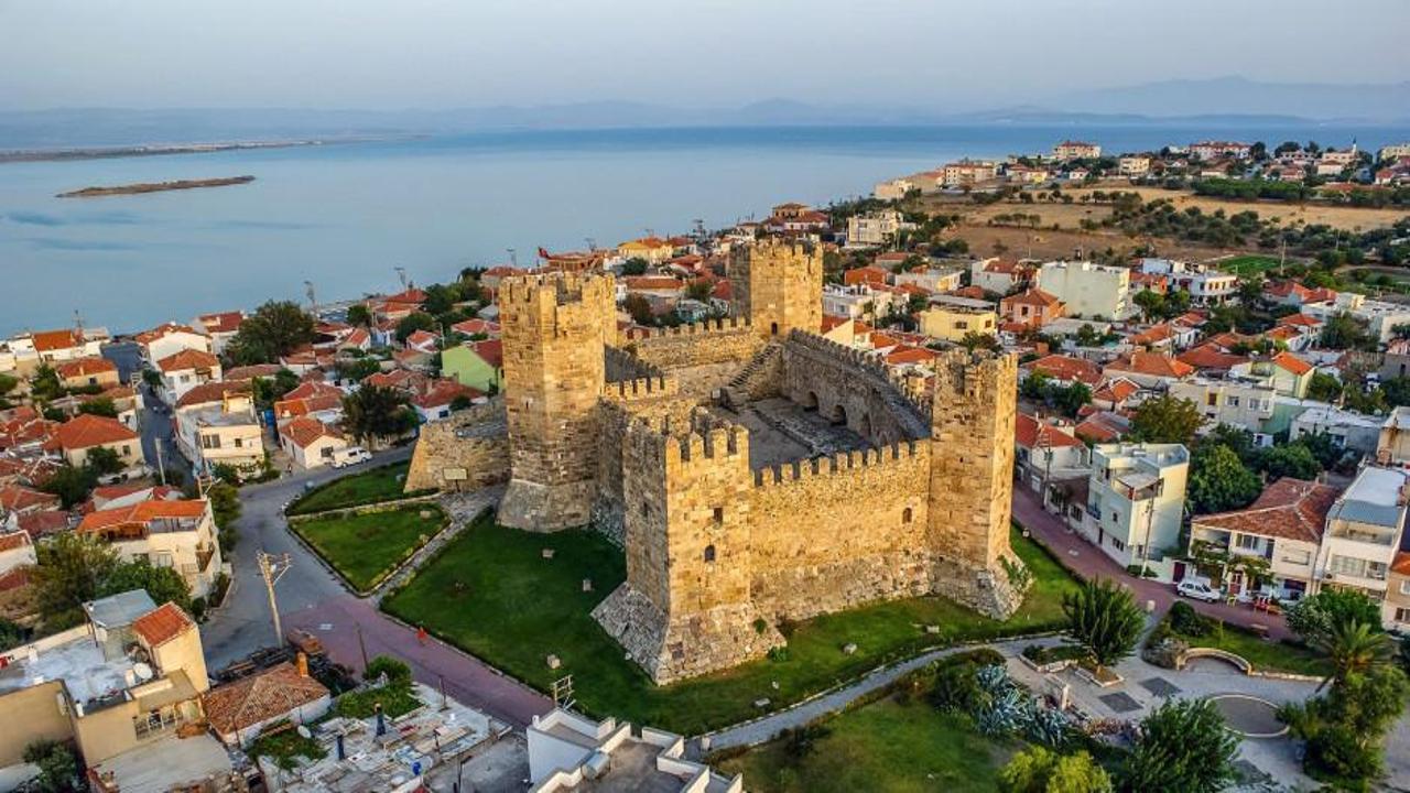 Yarımadanın kontrol merkeziydi şimdi manzara izleme noktası: Çandarlı Kalesi 