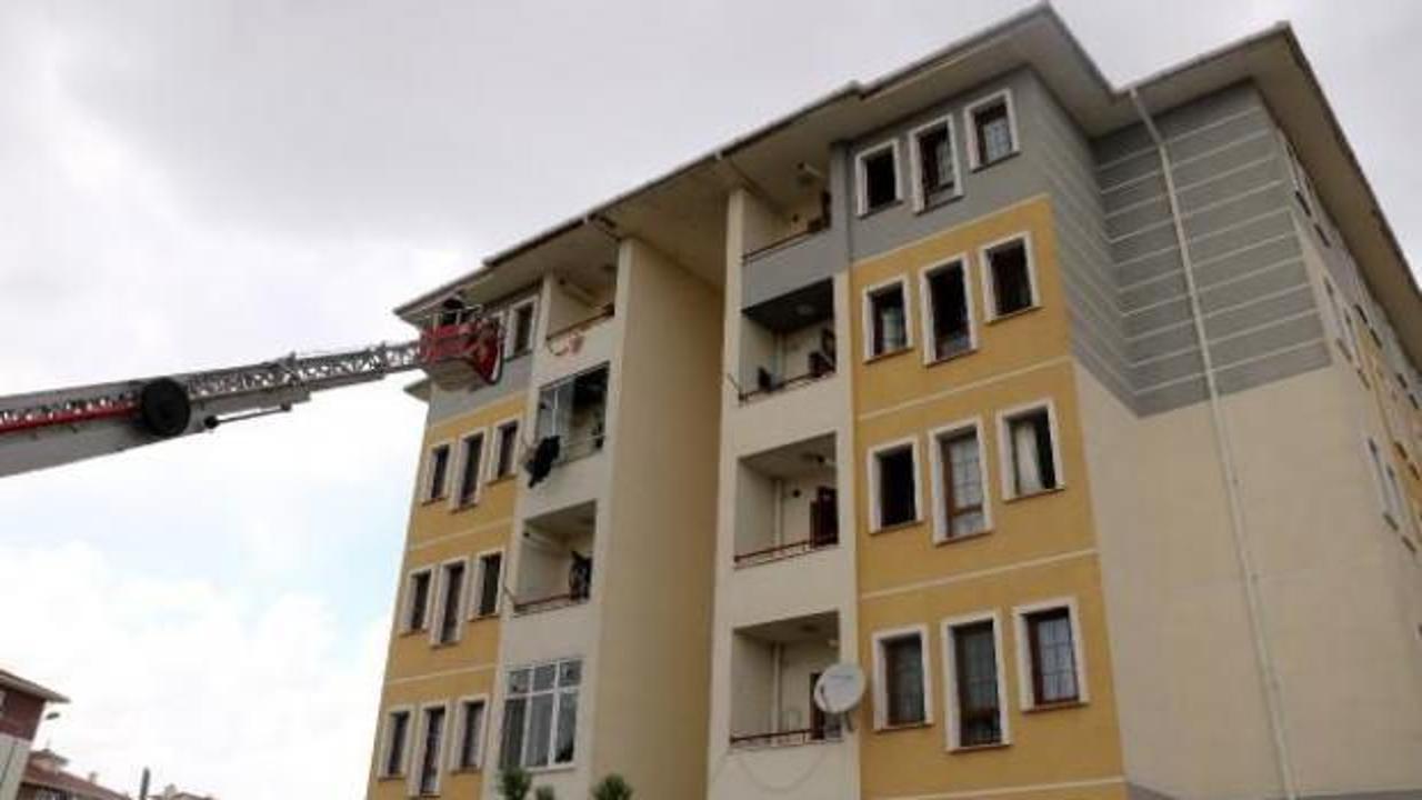 5 katlı binada çıkan yangında anne ve kızı açılan battaniyeye atlayarak kurtuldu