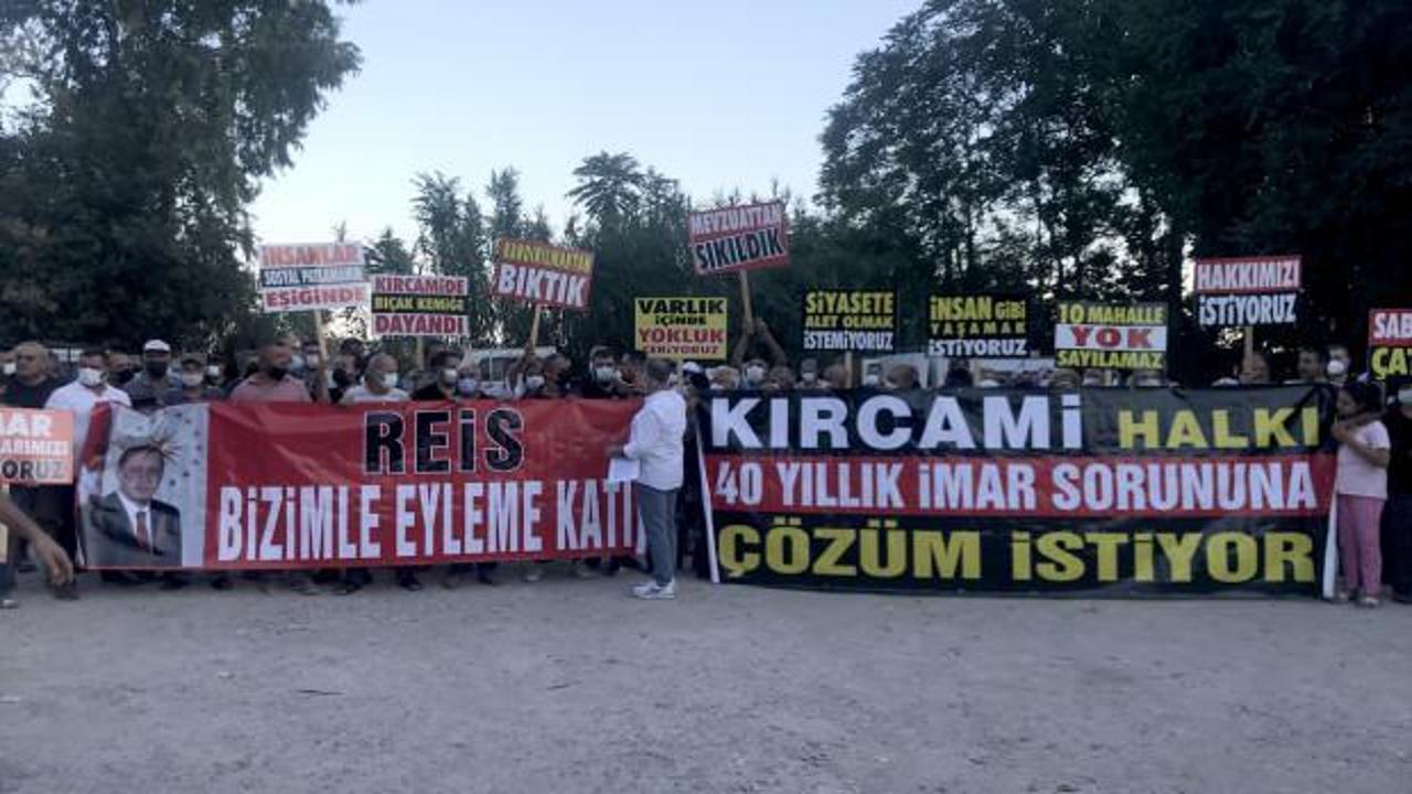 Antalya'da mahalle sakinleri imar sorunu yüzünden yolu kapattı