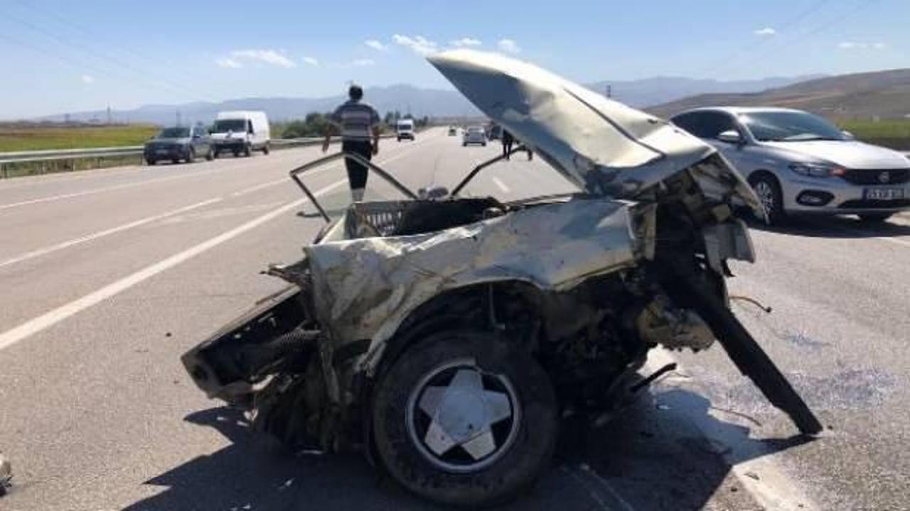 İki otomobil &ccedil;arpıştı, biri ikiye b&ouml;l&uuml;nd&uuml;: 5 yaralı