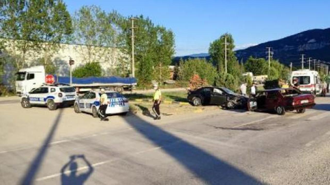 Karabük’te kavşakta iki otomobil çarpıştı: 6 yaralı