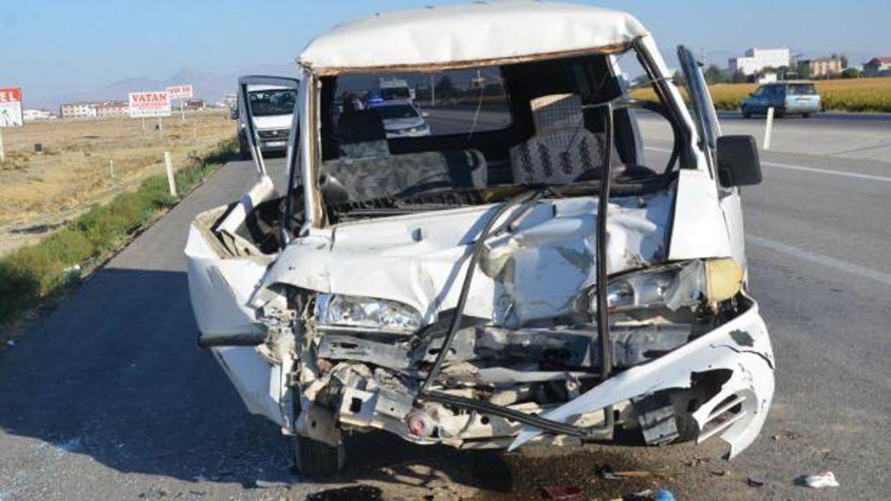 Konya Ereğli’de kaza! Minibüs tıra çarptı