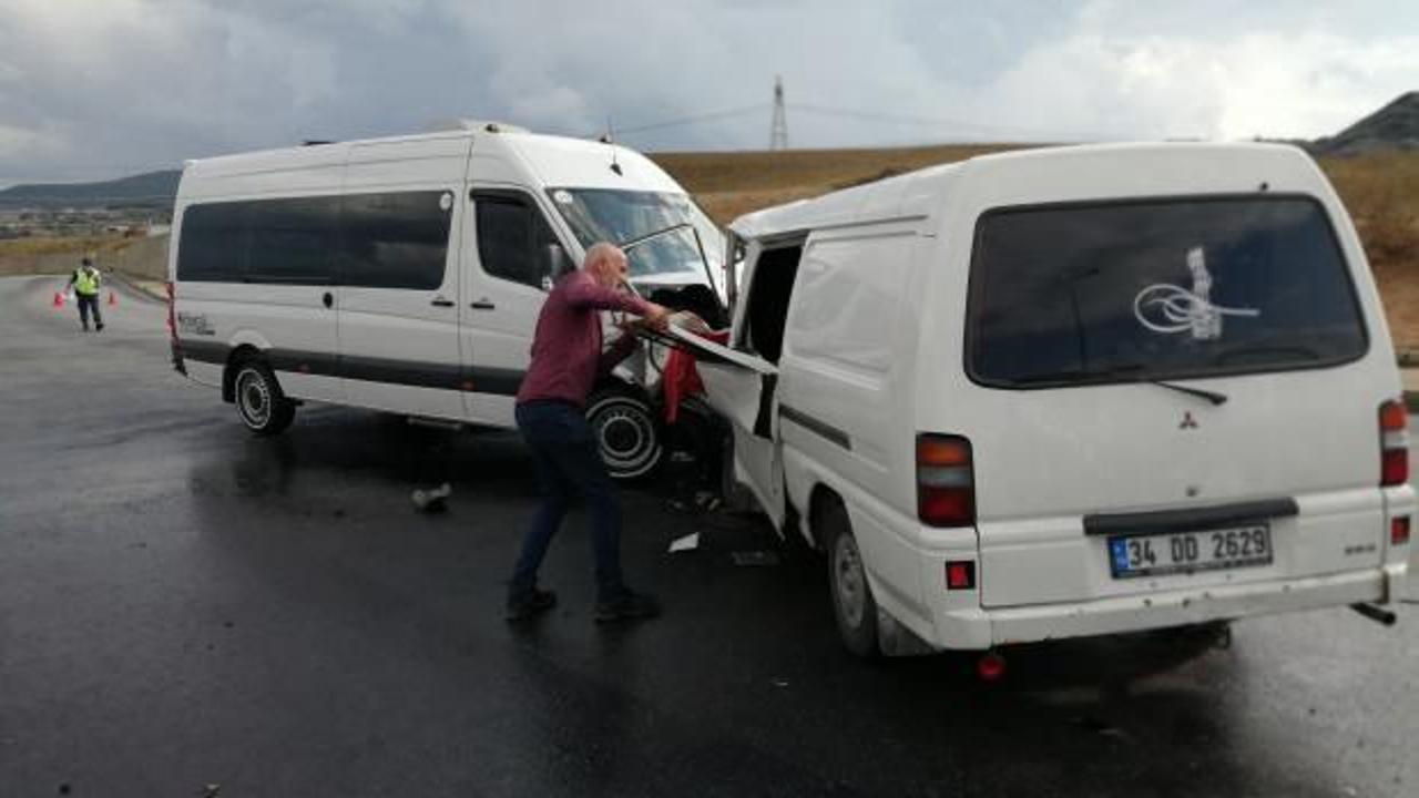 Sancaktepe'de okul servisi kaza yaptı, yaralılar var