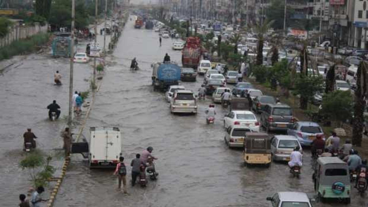 Pakistan'da şiddetli yağışlar felakete dönüştü: 5 ölü, 30 yaralı